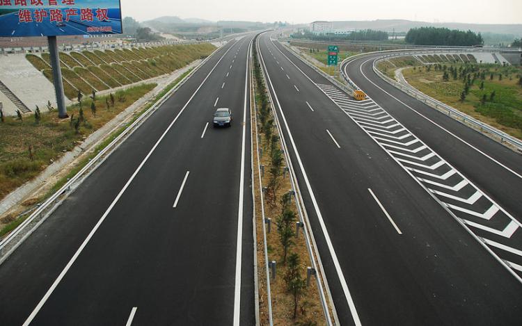 威乳高速公路土工格柵運(yùn)用